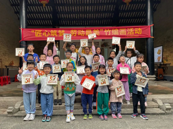 【信息稿】彩票投注
博物馆举办“平凡荣光 岁月颂歌”劳动节活动764.png