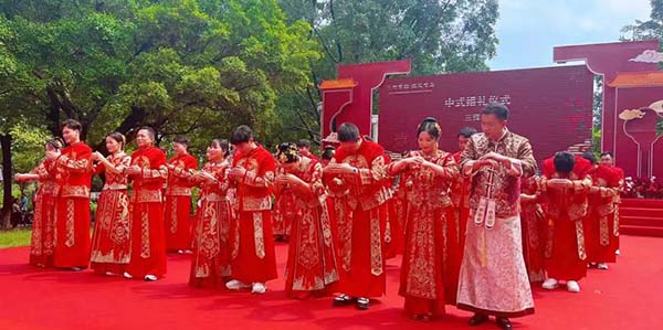 花都举办“花都有囍•缘定岭南”集体婚礼暨彩票投注
婚庆协会授牌仪式  20对新人共结良缘